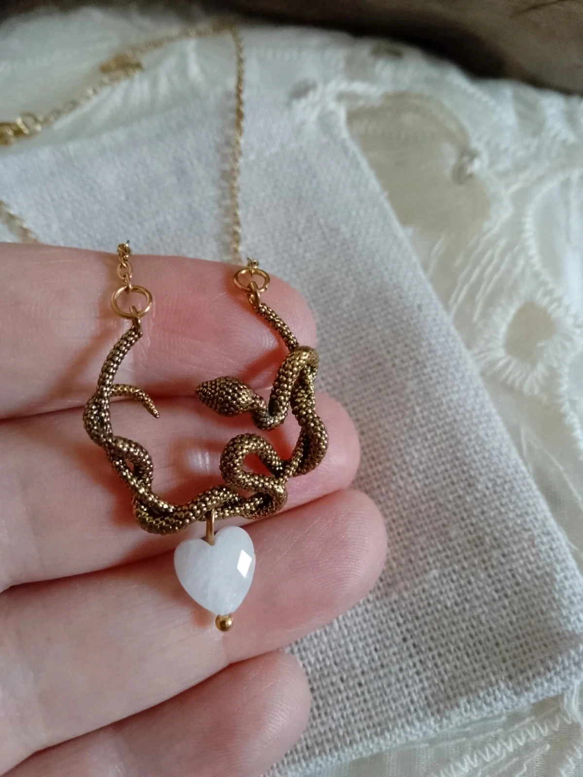 Gouden slangenhalsband en witte kwartskristallen hart – photo 2